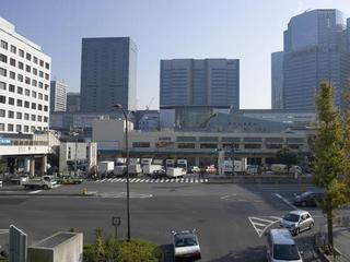品川までJR京浜東北線利用で20分弱です。東海道新幹線への乗換も可能です。