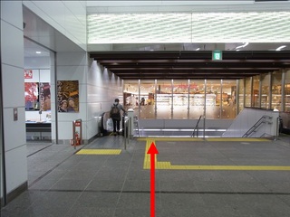 【JR鶴見駅より②】正面の階段を降りてください。左側にエスカレータもございます。