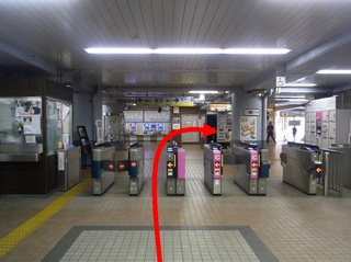 【京急鶴見駅より①】京急鶴見駅の改札は一箇所しかございません。出たら右に曲がってください。