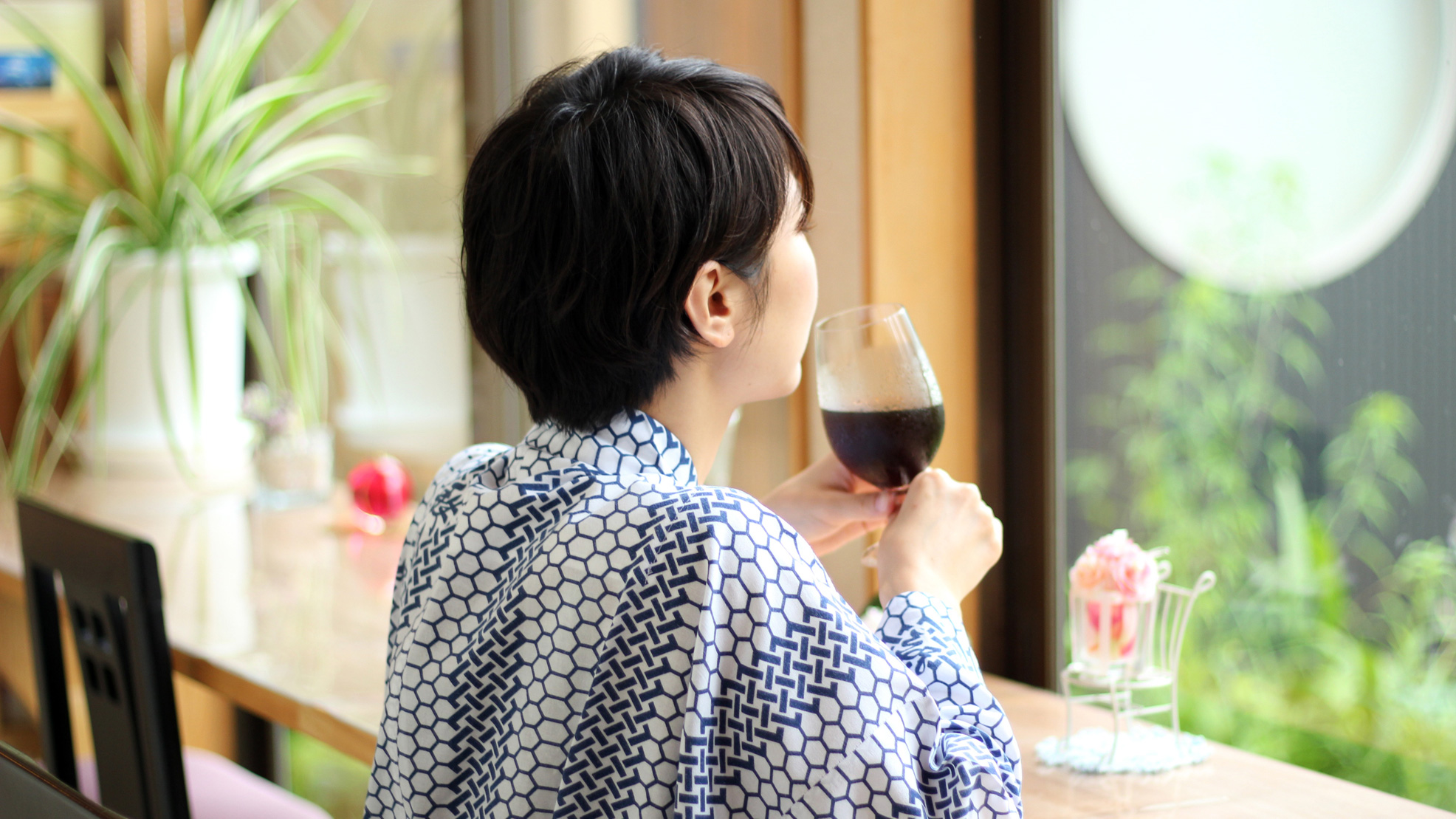 館内）テーブルでゆったりする女性・浴衣