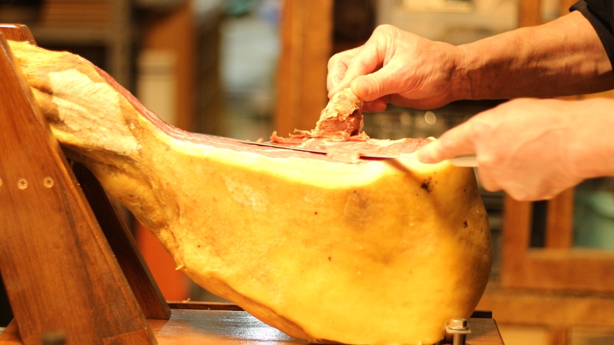【ご夕食一例】あるじが毎年長野県で作る自家製生ハム。前菜でお出しします