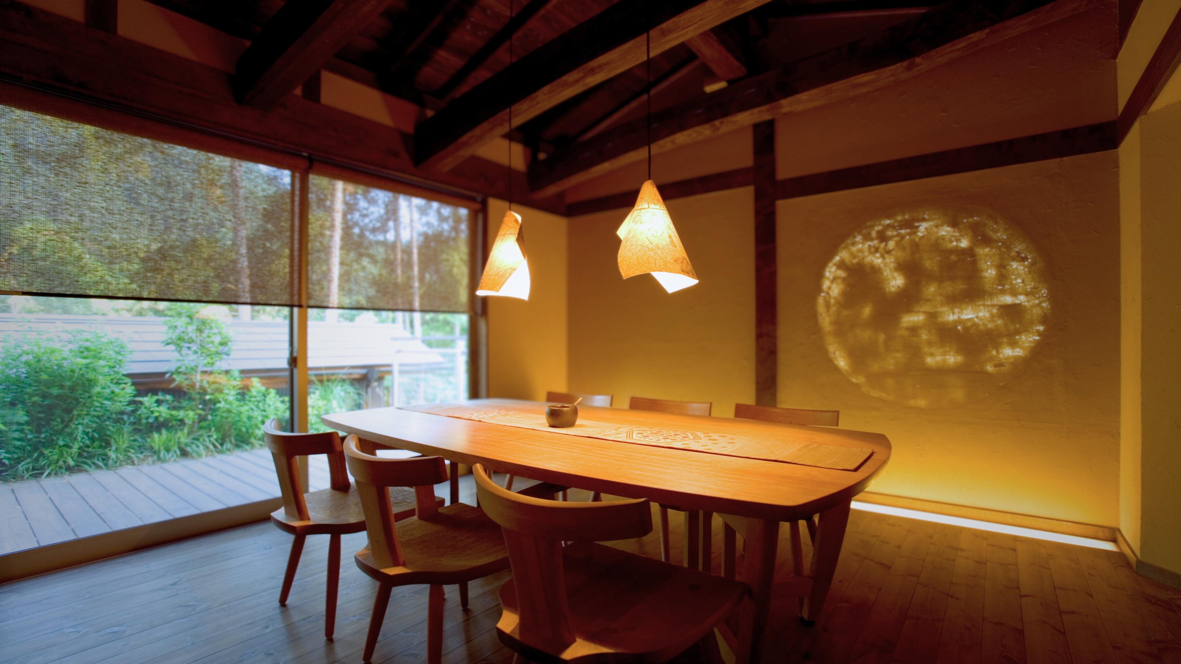 日本最古の物語といわれる『竹取物語』。離れ「かぐや」は、その『竹取物語』の世界をテーマにしたお部屋です。