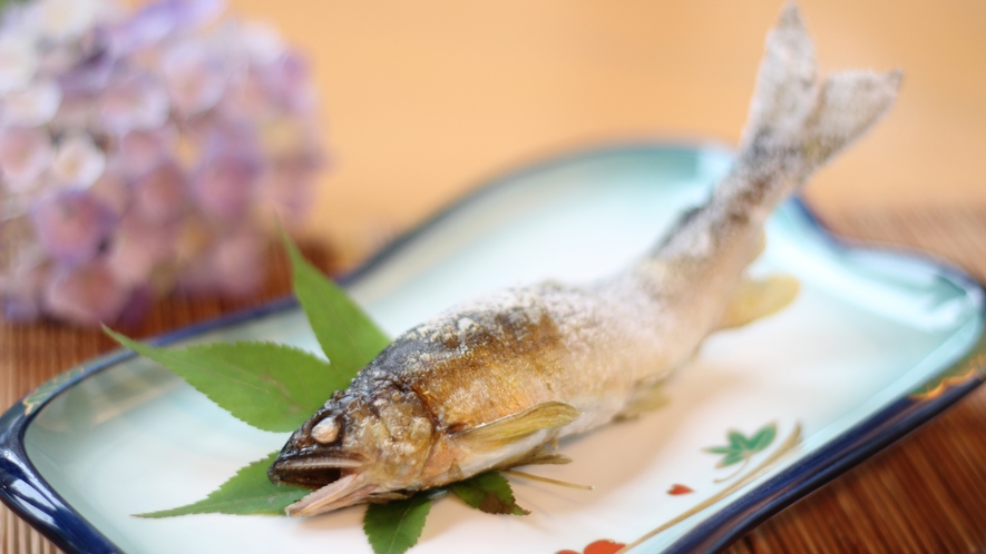 【ご夕食一例】名物の川魚の焼き物。朝採れの新鮮なものを使っているので、臭みがまったくありません