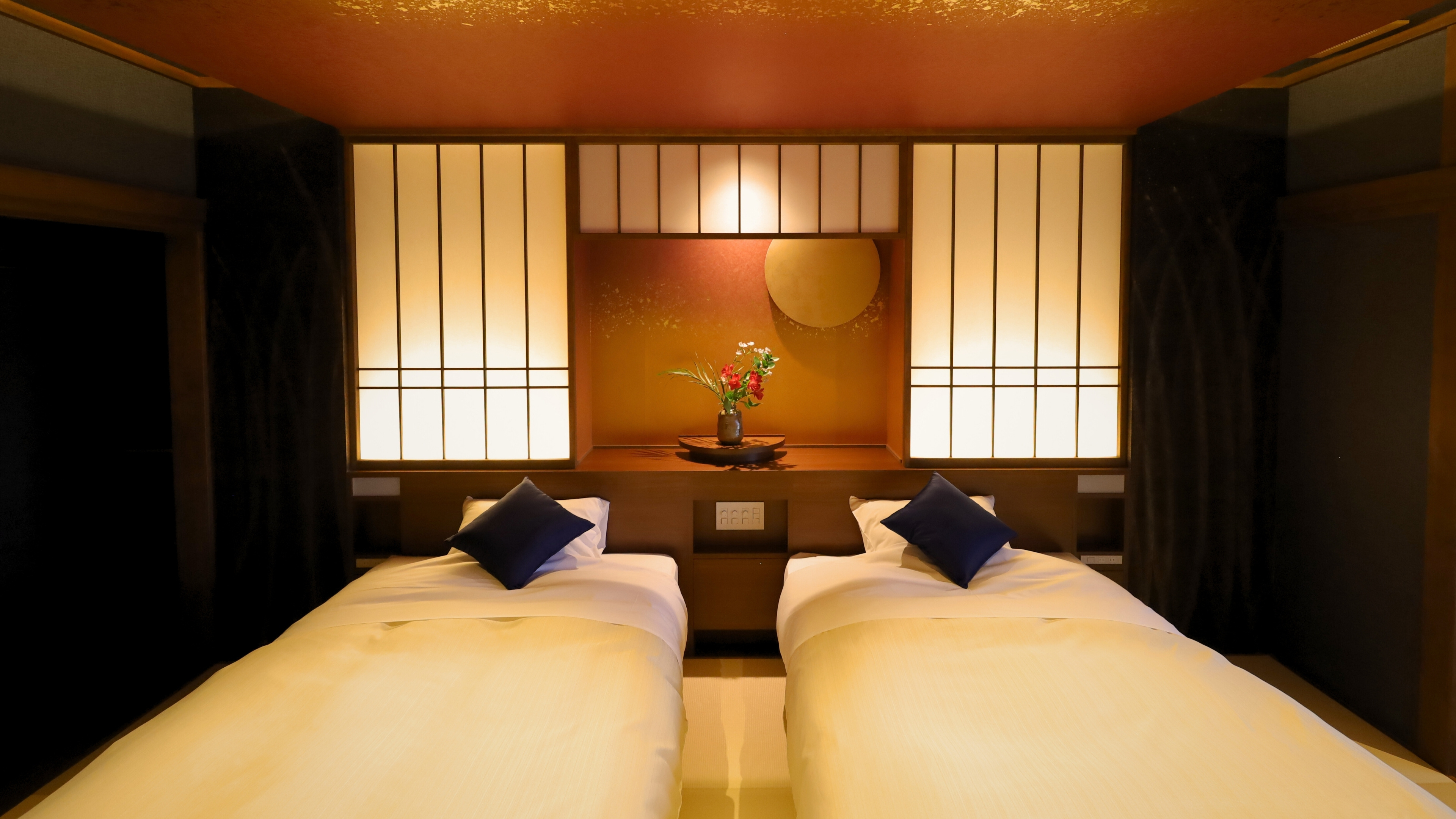 大人の女性へと成長したかぐや姫をモチーフにしたお部屋。天井や壁にはぜいたくに和紙を使用し、かぐや姫の美しさと、月へと還る運命の切なさを表現しています。