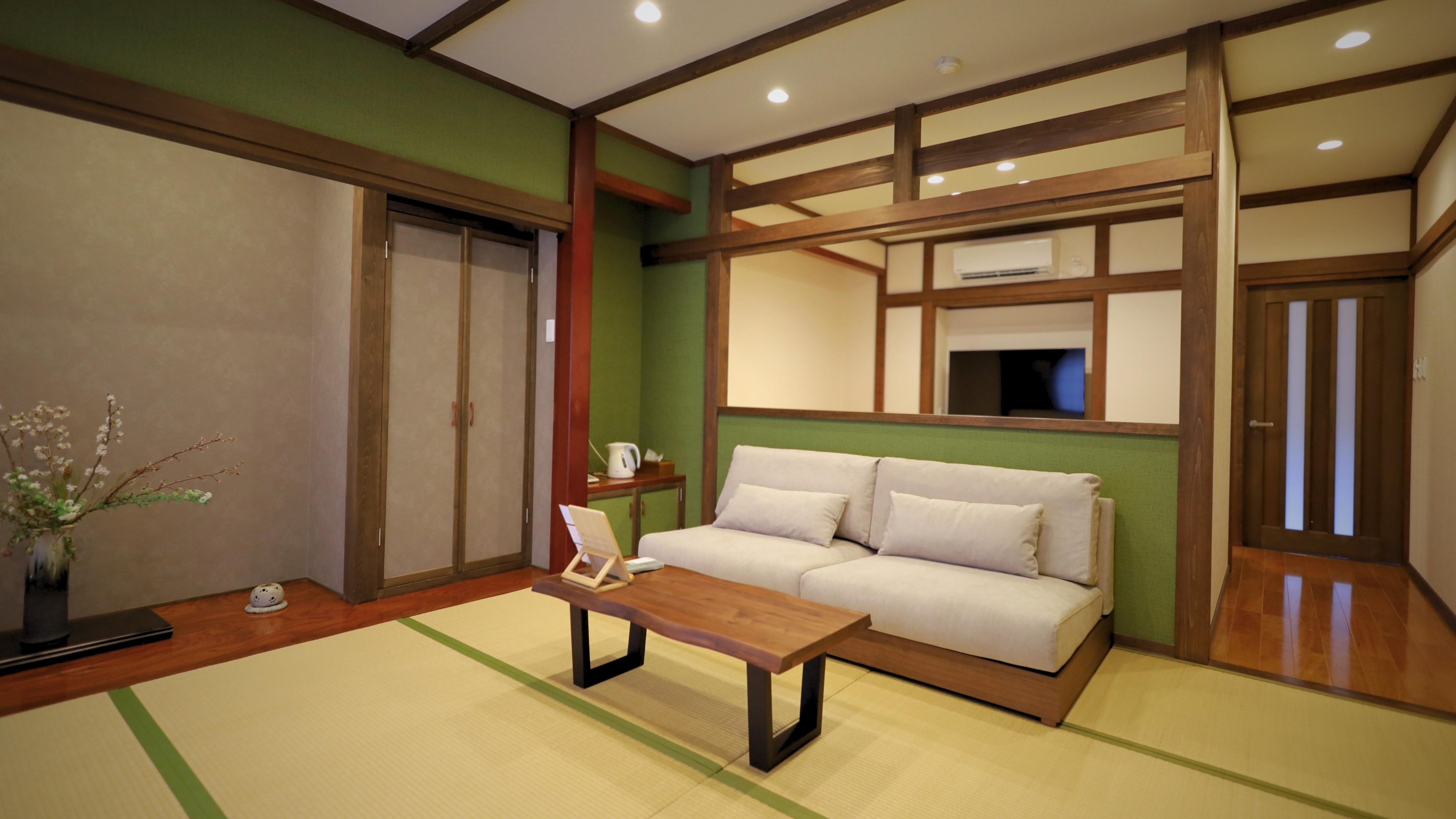 どしりと落ち着いた帝（みかど）の雰囲気をまとったお部屋。かぐや姫に求婚した彼は、姫が去った夜、その胸にどんな想いを抱えるのでしょうか。