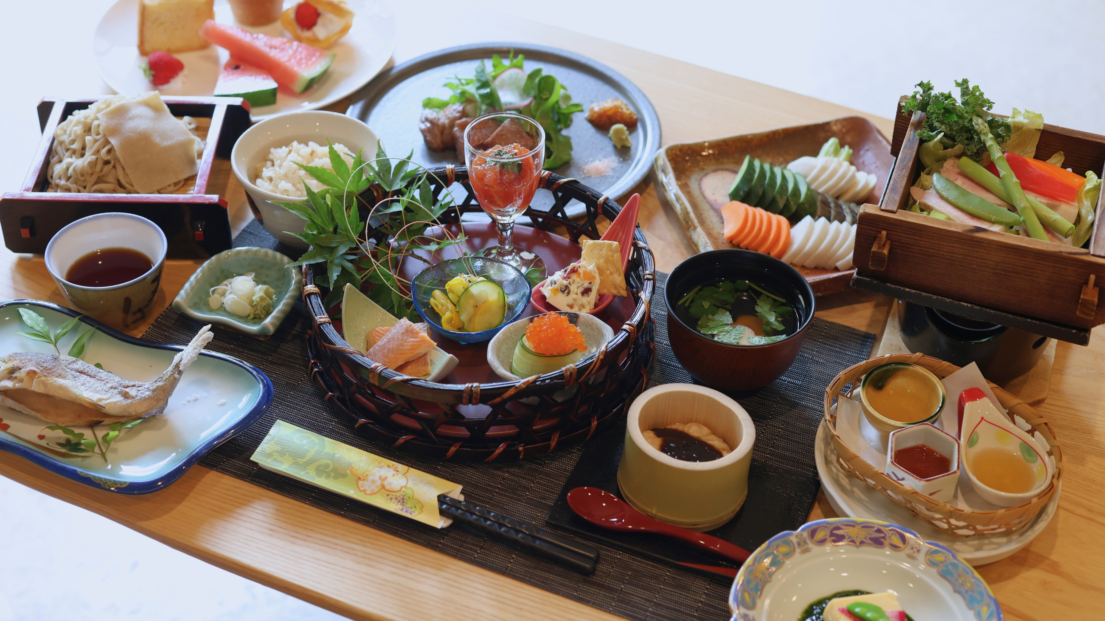 山や川の恵みを、ひと皿ずつ丁寧に。派手さはないけれど、「あ、美味しい&hellip;」と心がほどける、体にやさしい手づくりの夕食です。