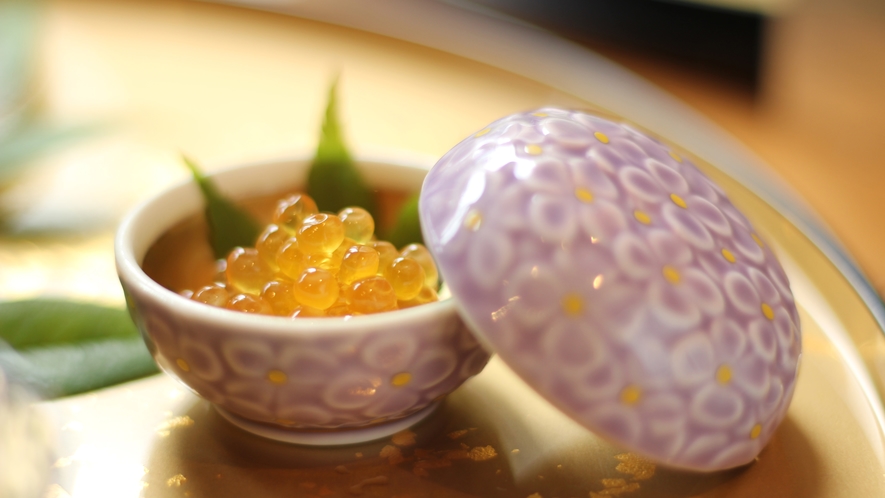 【ご夕食一例】前菜の川魚の卵しょうゆ漬け。宝石のような美しさです