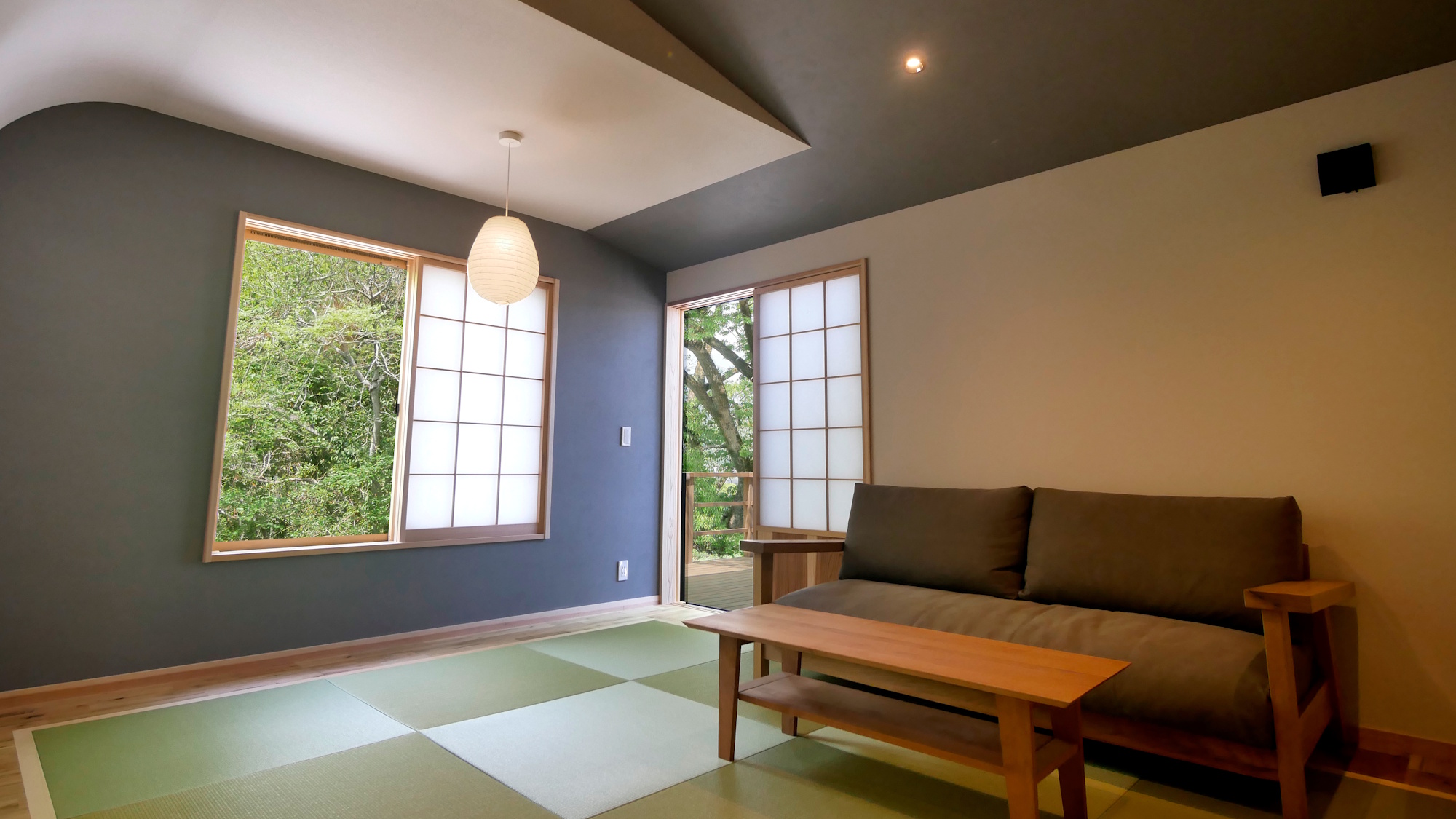 【高台別棟の客室・日向（ひなた）】部屋内に段差がないので小さいお子様連れのファミリーなどには特にオス