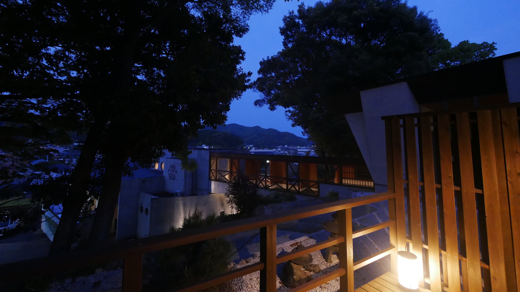 【高台別棟の客室・日向（ひなた）】デッキからの眺め。遠くには海を臨みます。