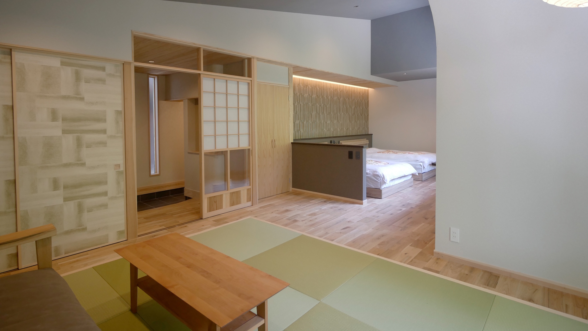 【高台別棟の客室・日向（ひなた）】ベッドルームと琉球畳の広々和洋室。