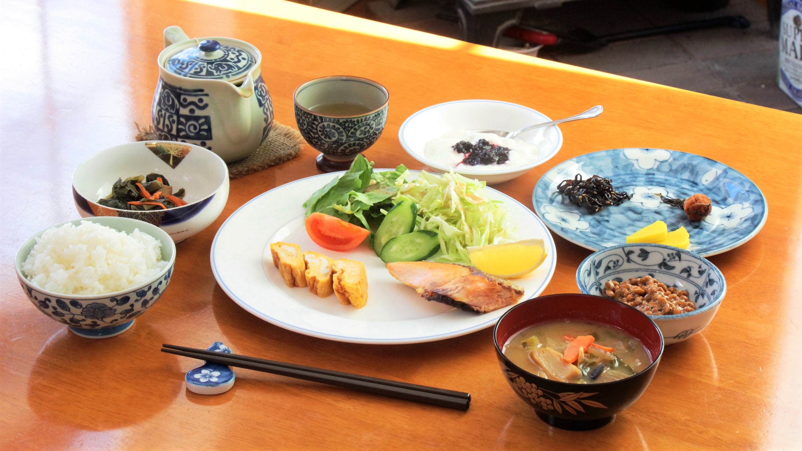【朝食】和食一例　飯綱産コシヒカリと具だくさん味噌汁、焼魚などほっとするお料理。