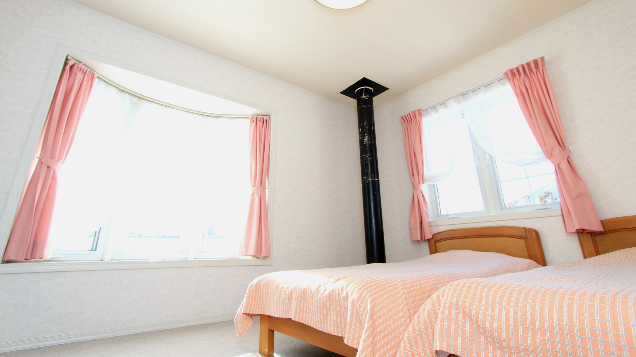 【客室】ツイン　１階の薪ストーブの煙突がお部屋を温めてくれる客室
