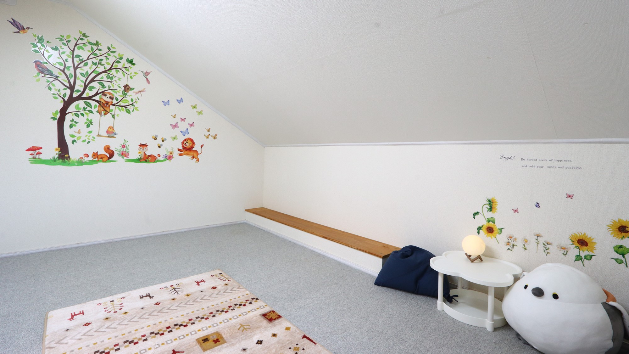 【客室】ツイン+屋根裏部屋の二間部屋です。3人目からは布団をご利用いただきます。 