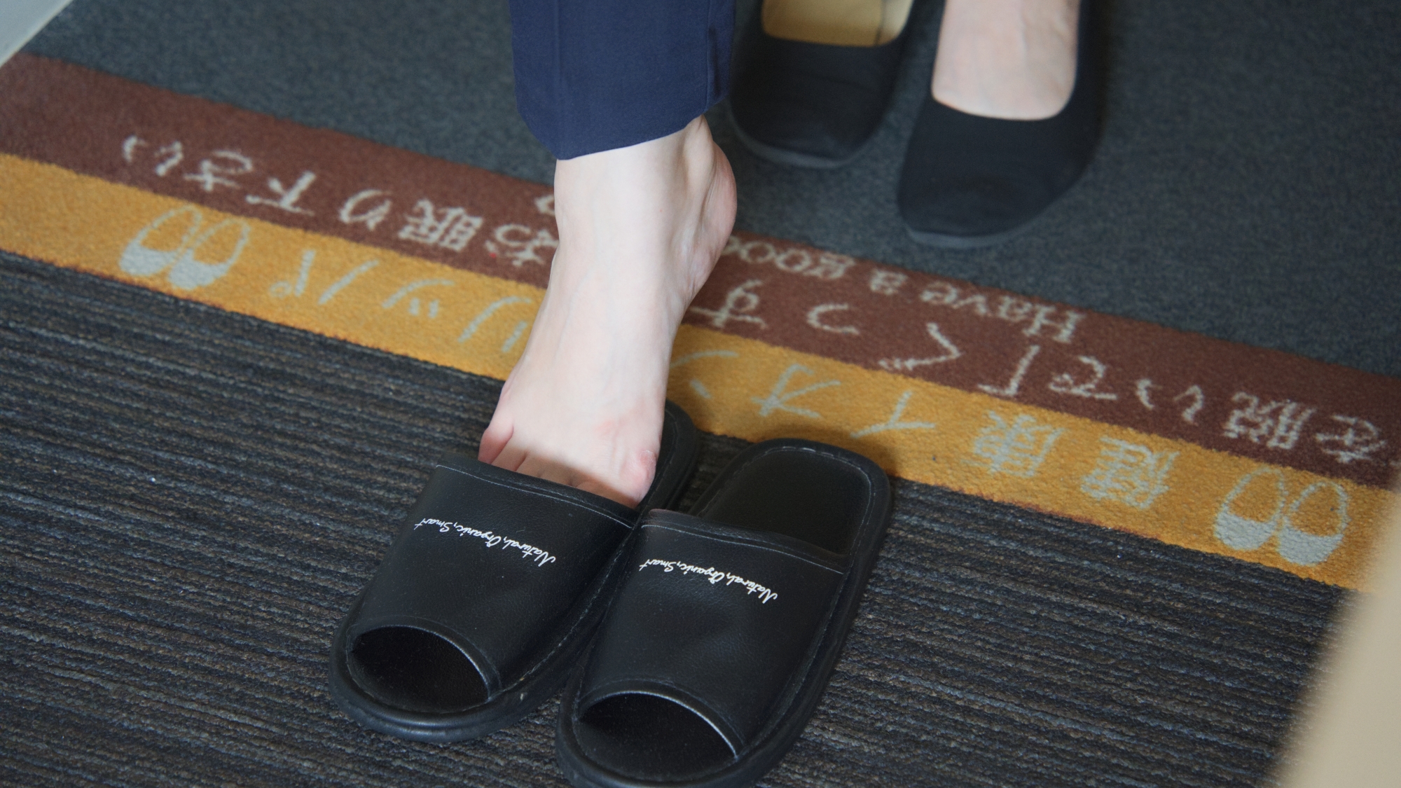 天然ホルミック鉱石微粉末を使用で血行促進。健康イオンスリッパで館内の移動もできます