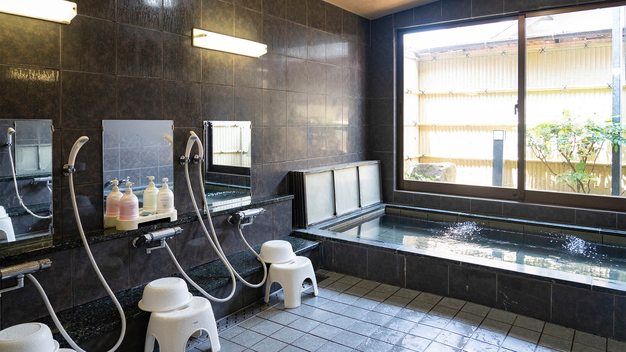 【3連泊×朝食付】エコ連泊で10％OFF！広島空港から車で約15分！大浴場＆コインランドリー完備！