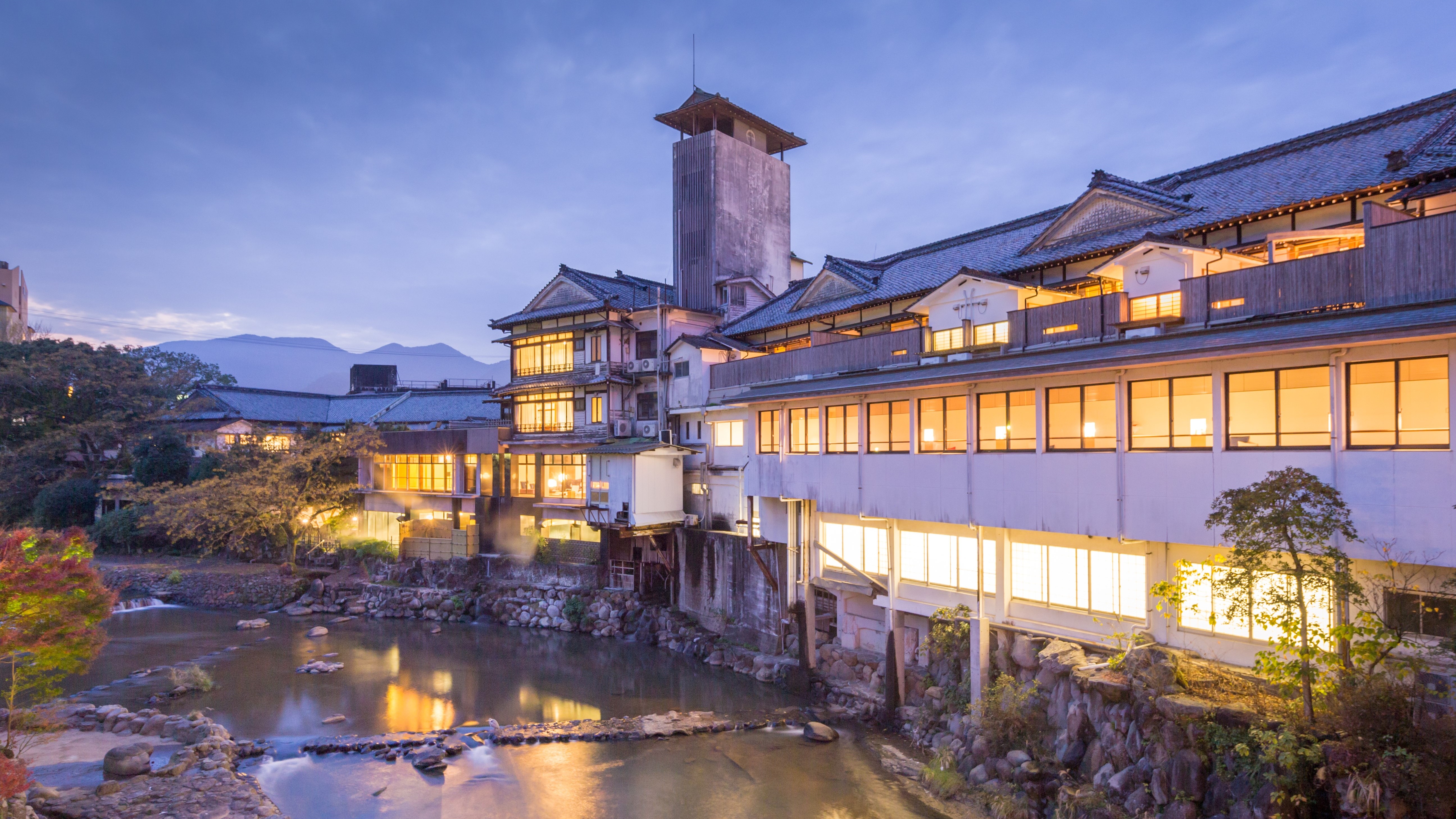 川沿いから望む外観