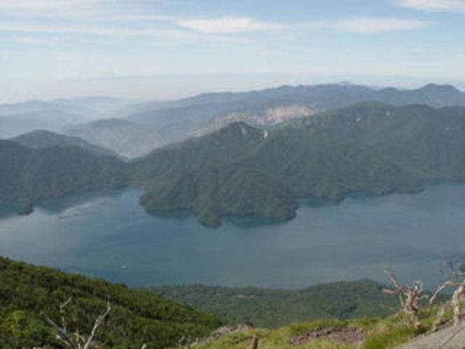 男体山頂からの景色（中禅寺湖、富士山）