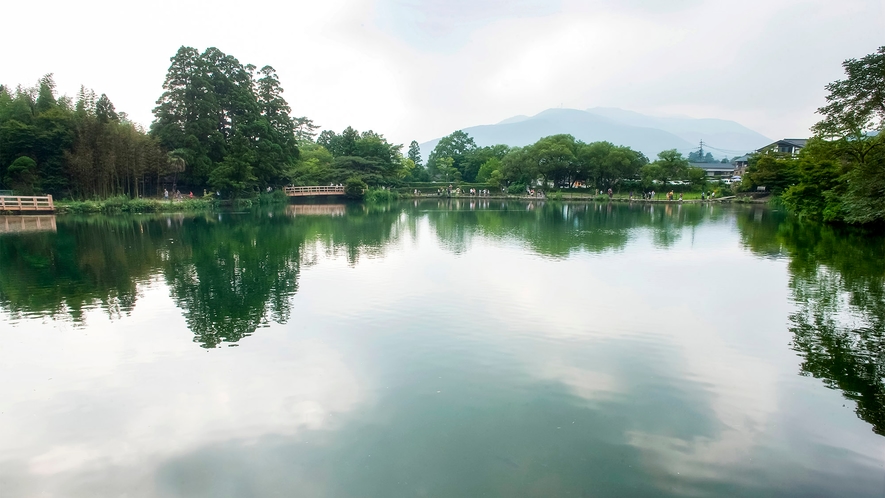 ・湯布院の観光名所・金鱗湖に浮かんでいるような景色を楽しめます