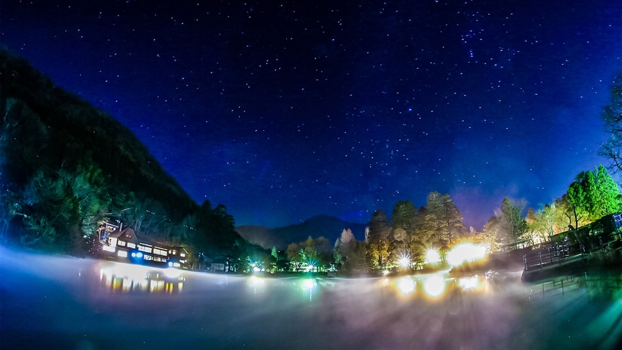 ・夜には金鱗湖上空に澄んだ星空が広がり、幻想的な雰囲気に◎