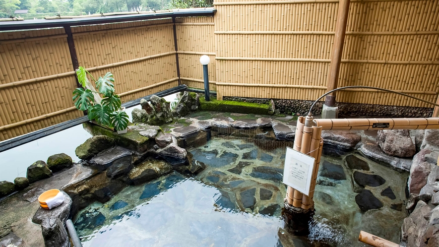 ・【温泉】山々の緑に癒される露天風呂もございます