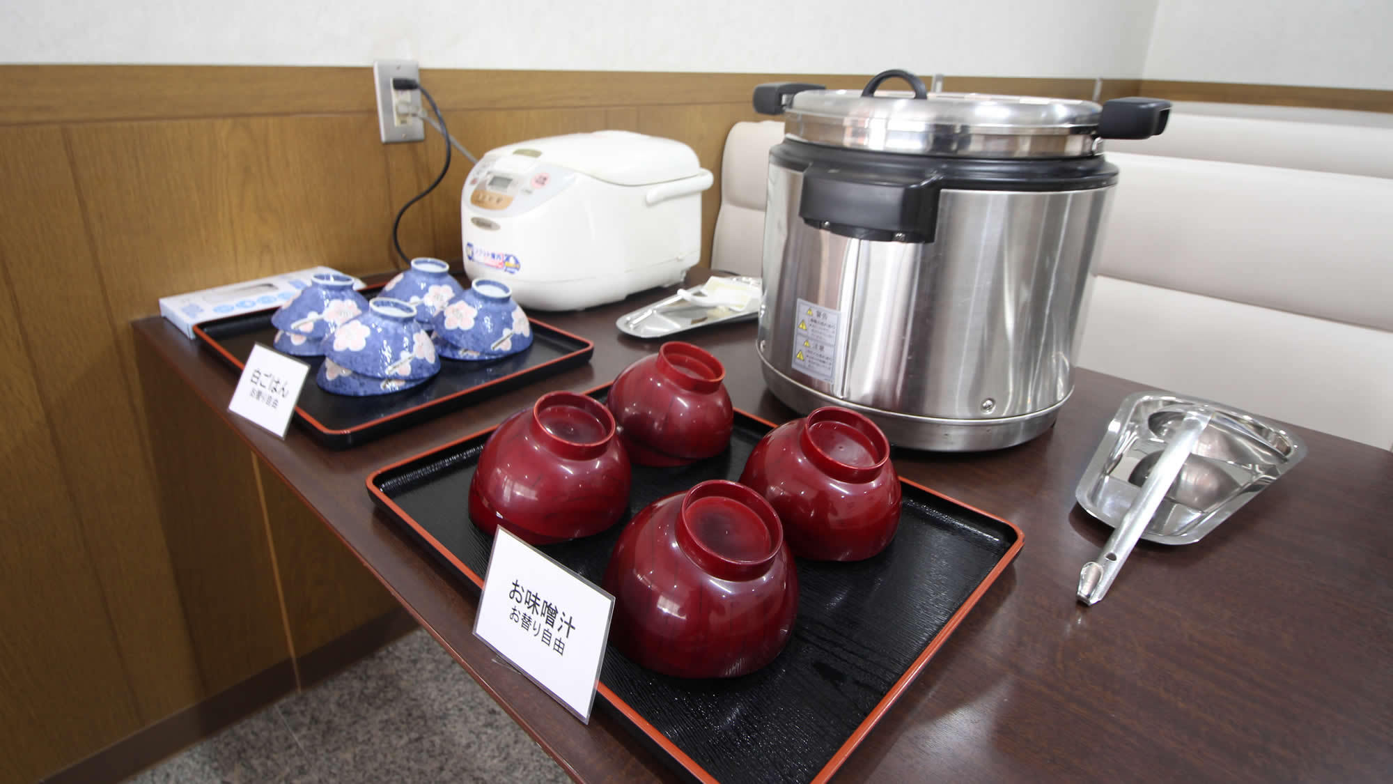 朝食（ごはんとお味噌汁はおかわり自由です）