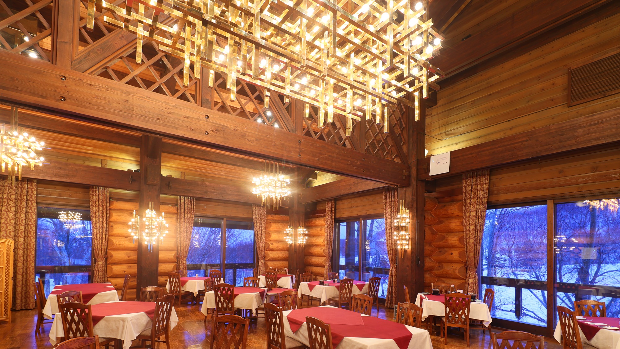 【レストラン“MeDeau”】開放感あふれる空間とシャンデリアの煌めき。