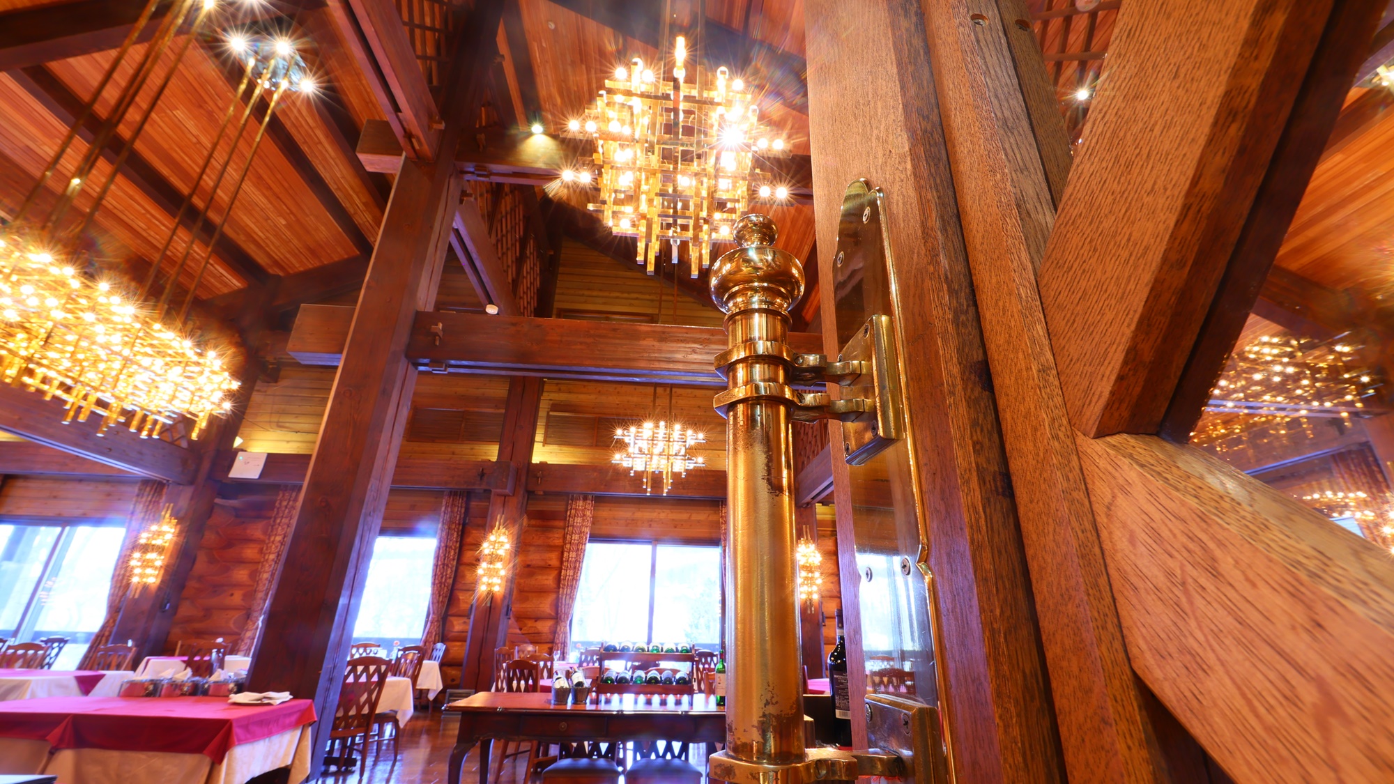 【レストラン“MeDeau”】開放感あふれる空間とシャンデリアの煌めき。