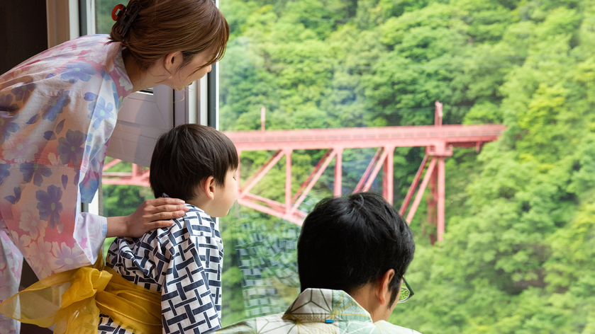 【滞在イメージ】山彦橋を走る黒部渓谷鉄道を客室から（お部屋によって異なります）