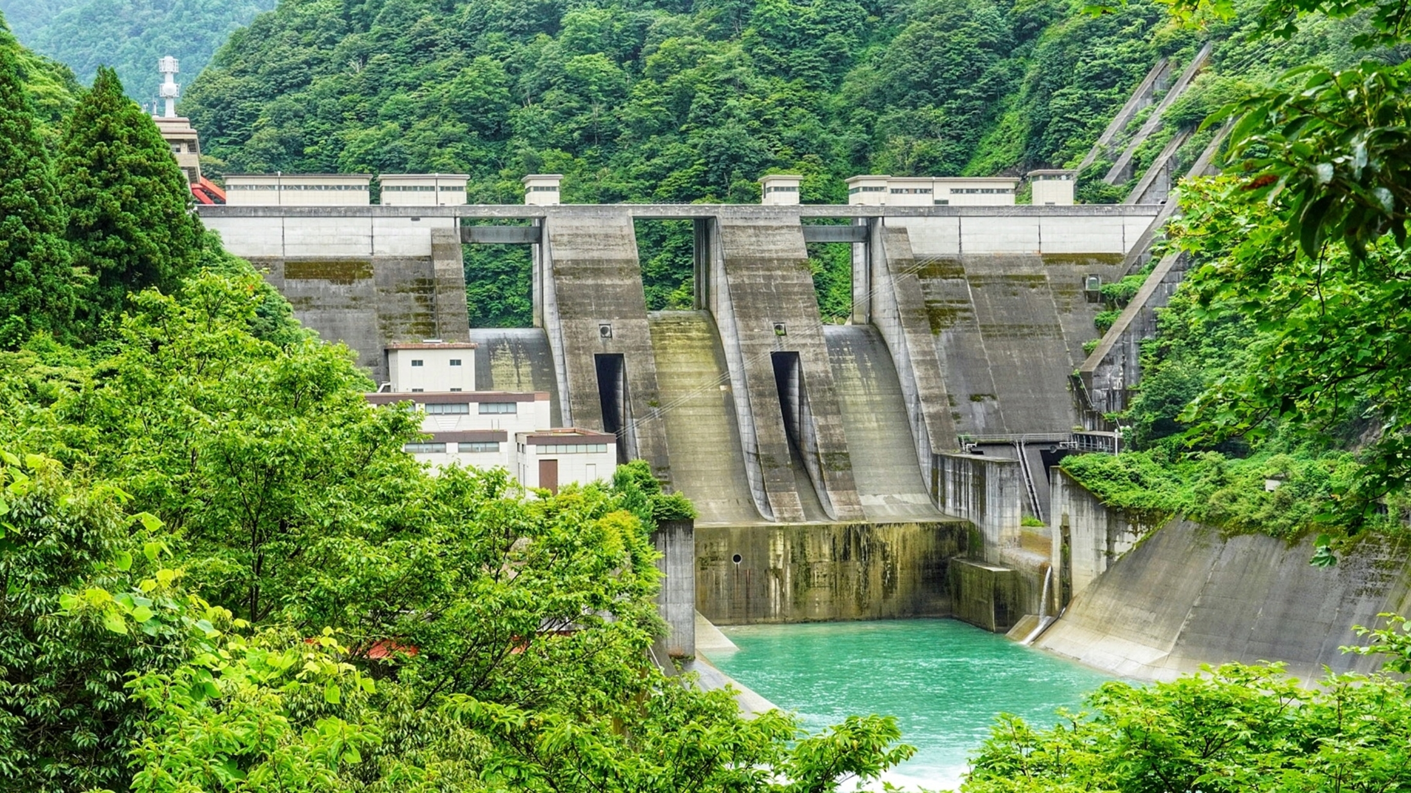 当館の真横に位置する「宇奈月ダム」。ダムビューをご希望の方は当館にご連絡ください。