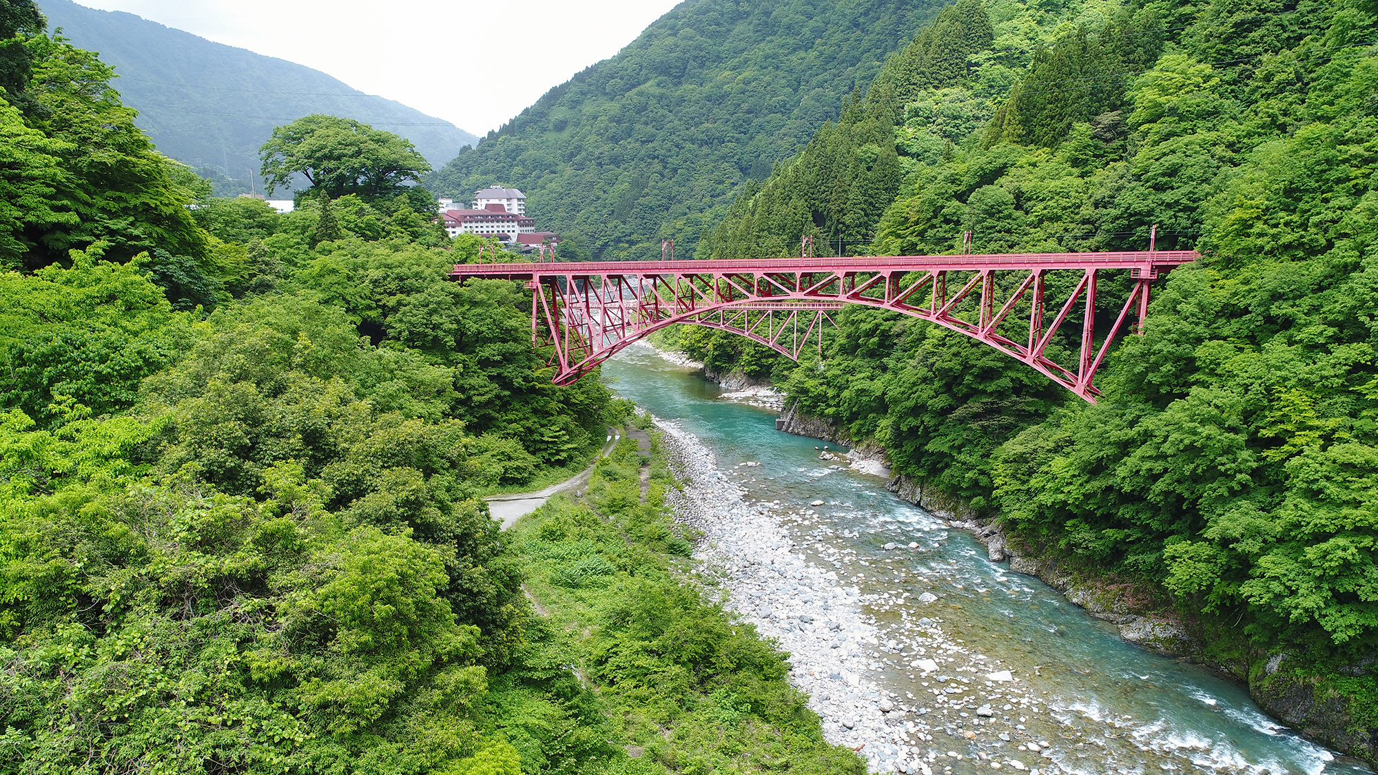 *【景観】当館から山彦橋がご覧いただけます。季節によって顔を変える山々は絶景です。
