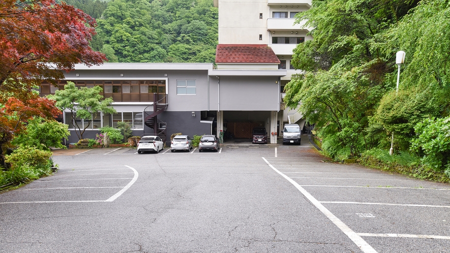 *【駐車場】玄関前に広々した駐車場がございます。