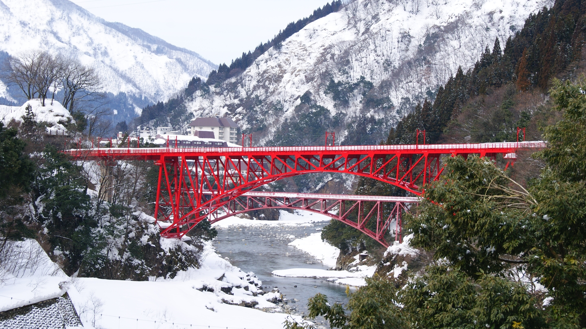 *【景観】白銀の景色の中に浮かぶ真っ赤な鉄橋
