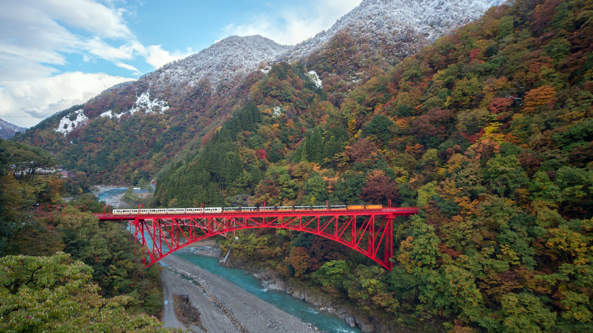 *【景観】紅葉をバックに走る黒部渓谷トロッコ電車は最高♪