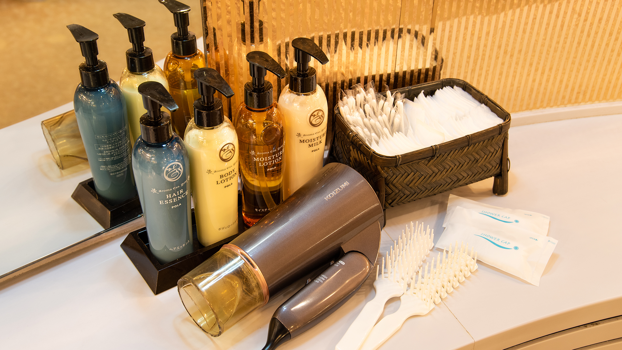 【脱衣所アメニティ】ドライヤー、ブラシ、綿棒など各種取り揃えております