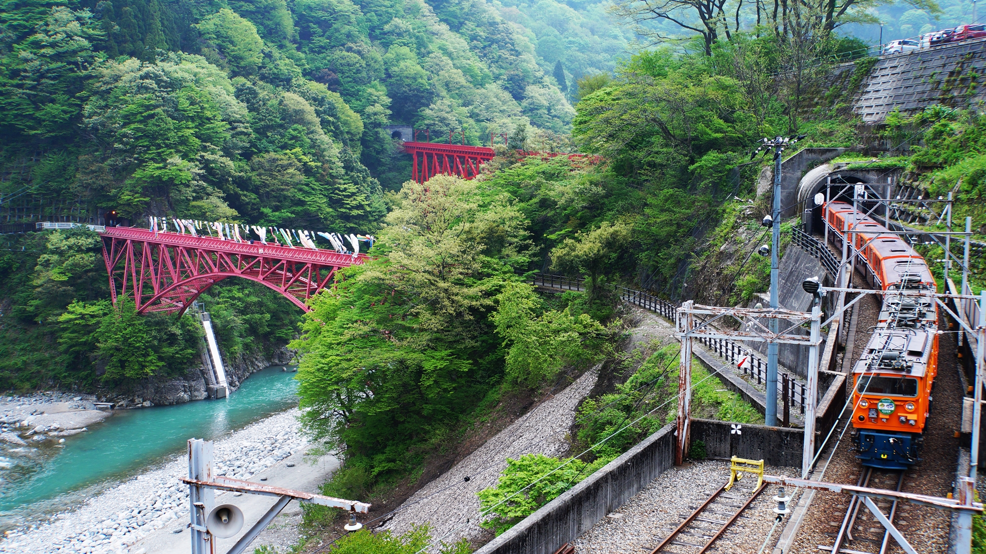 *【周辺】日本でも有数の深いV字峡谷を縫うように走る小さなトロッコ電車はワクワクすること間違いなし！