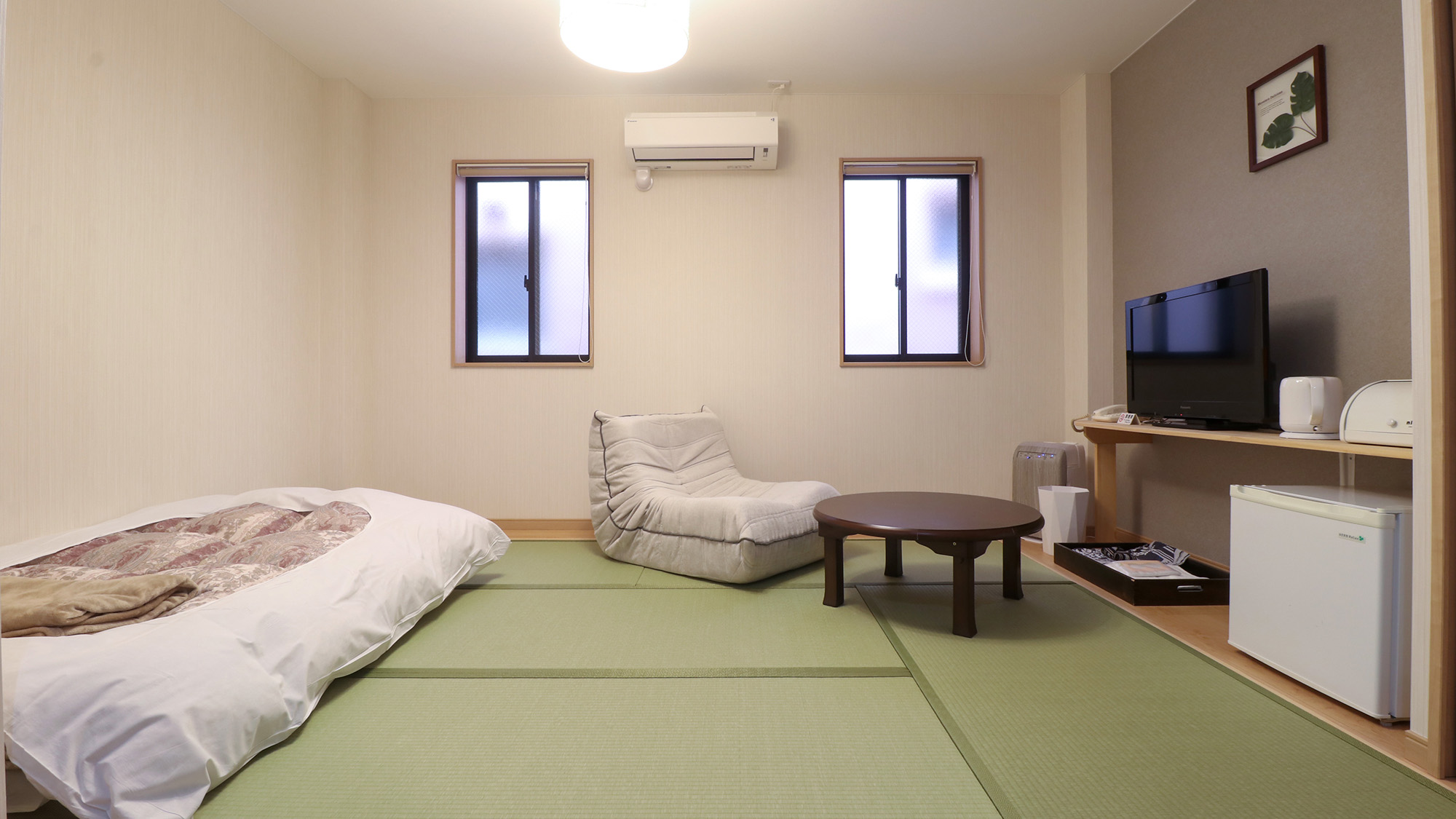 #和室シングル　畳の感触と家具が調和。静かな和室で活力をじっくりと養うことができます。