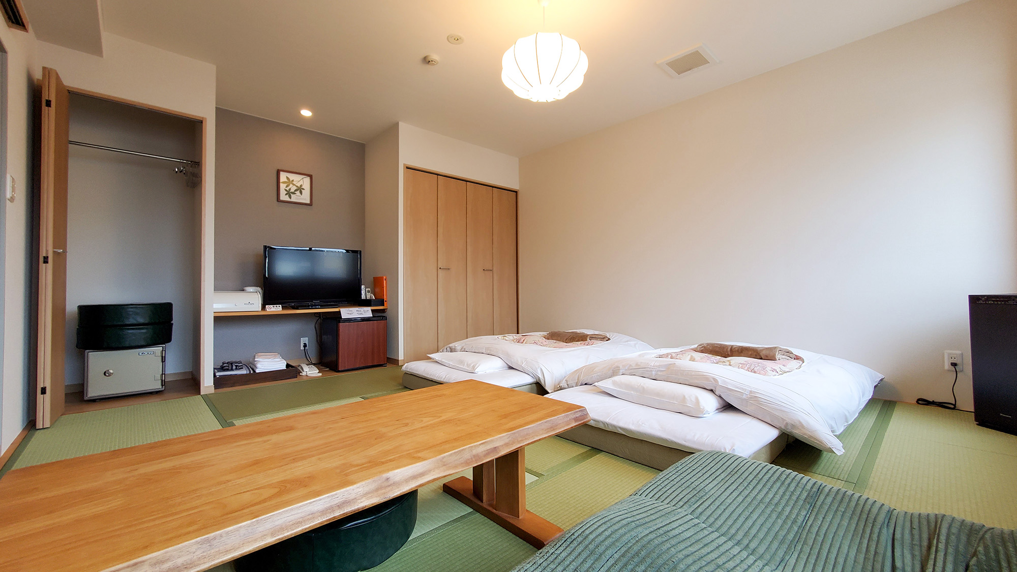 #おまかせ和室　こだわりの布団と体を優しく包むソファ、何もしない贅沢を味わう大人の休日。