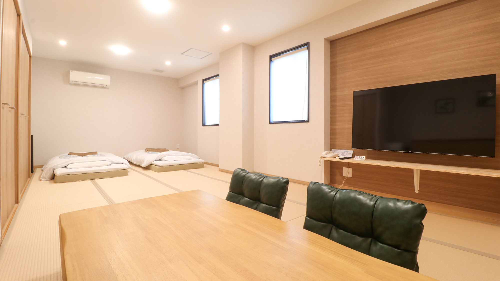 #おまかせ和室　大きな窓からは柔らかな光が差し込み、ゆったりとした時間が流れます。