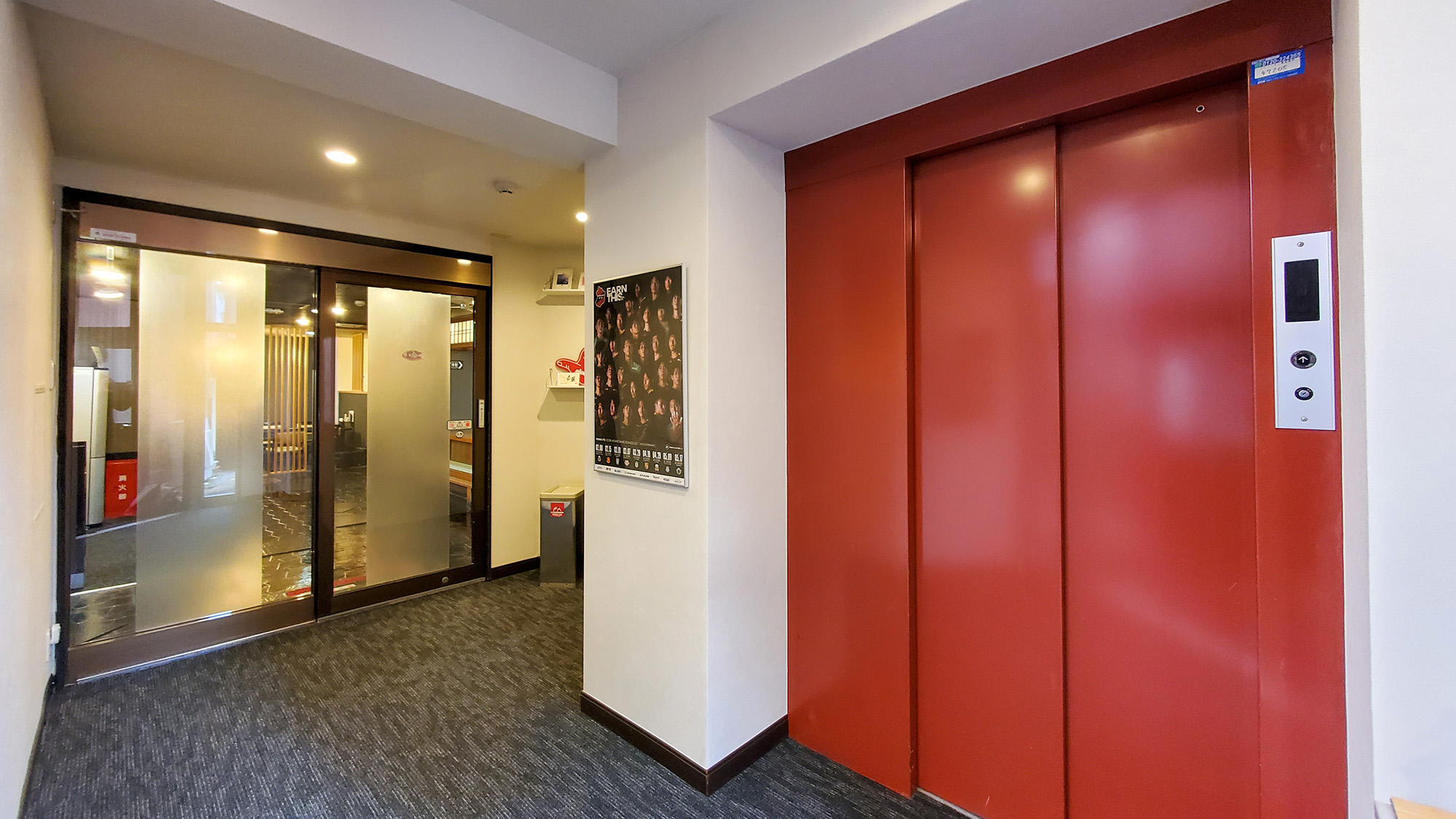 #館内　お部屋に繋がるエレベーターはお食事処に隣接しており移動が便利。