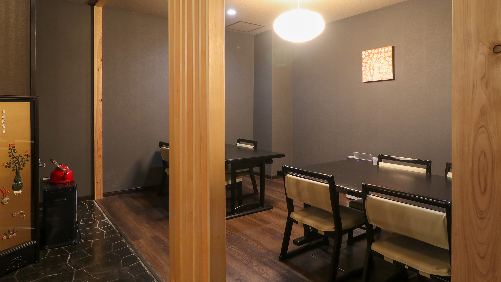 #食事処　プライベート感を重視した半個室。周囲を気にせず食事をお楽しみください。