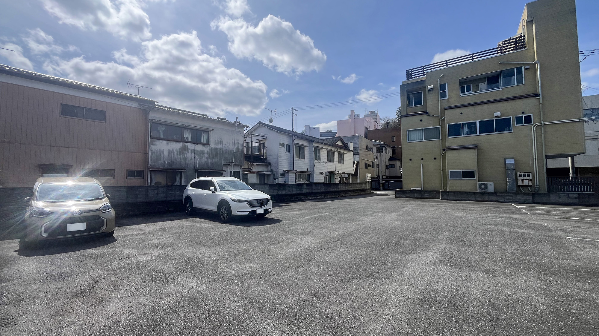 #駐車場　広々とした専用駐車場。お車での旅行やビジネスでもスムーズにご利用いただけます。