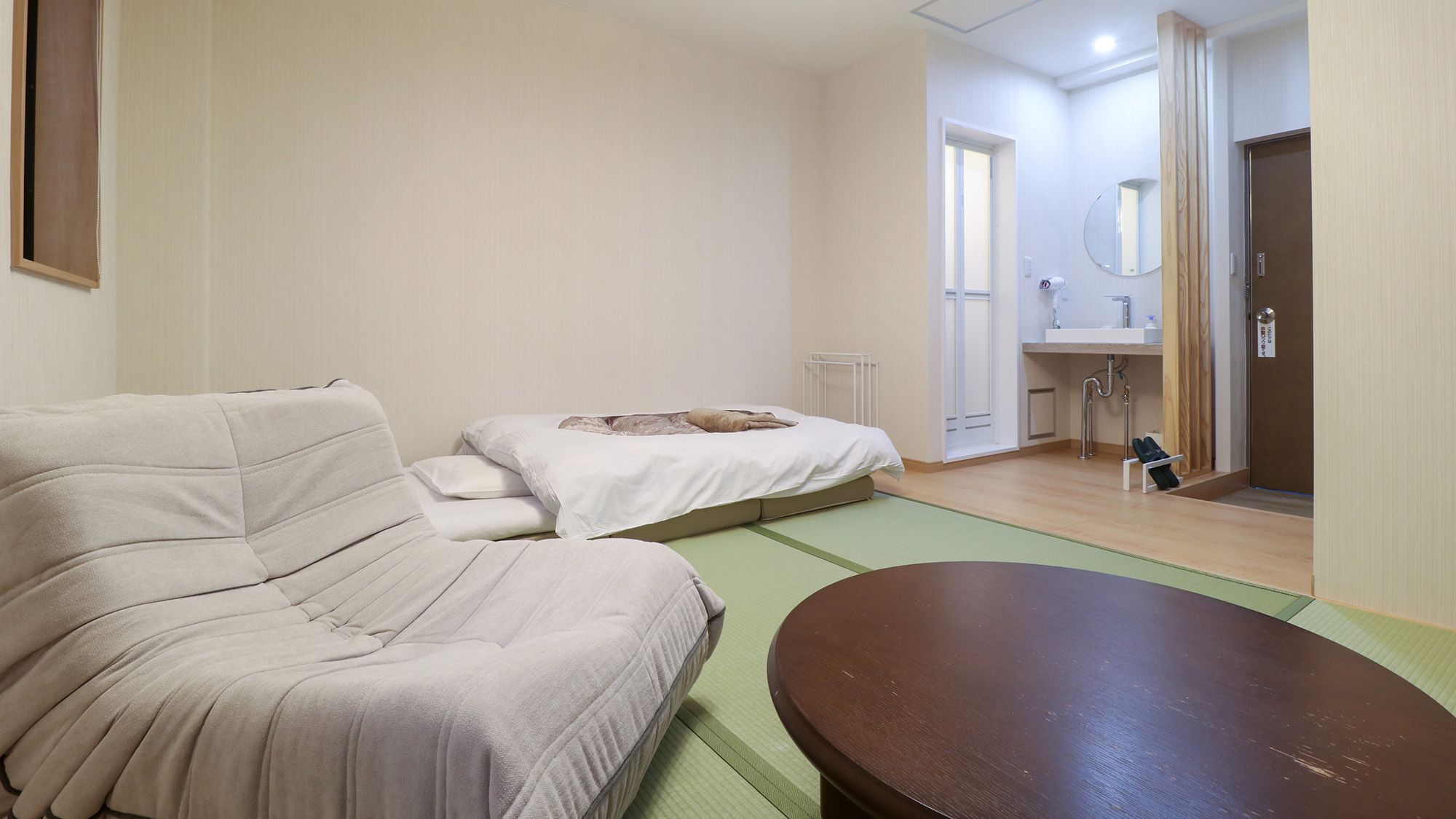 #和室シングル　誰にも邪魔されない贅沢空間。広い畳のお部屋にローソファーを配したシングルルーム。