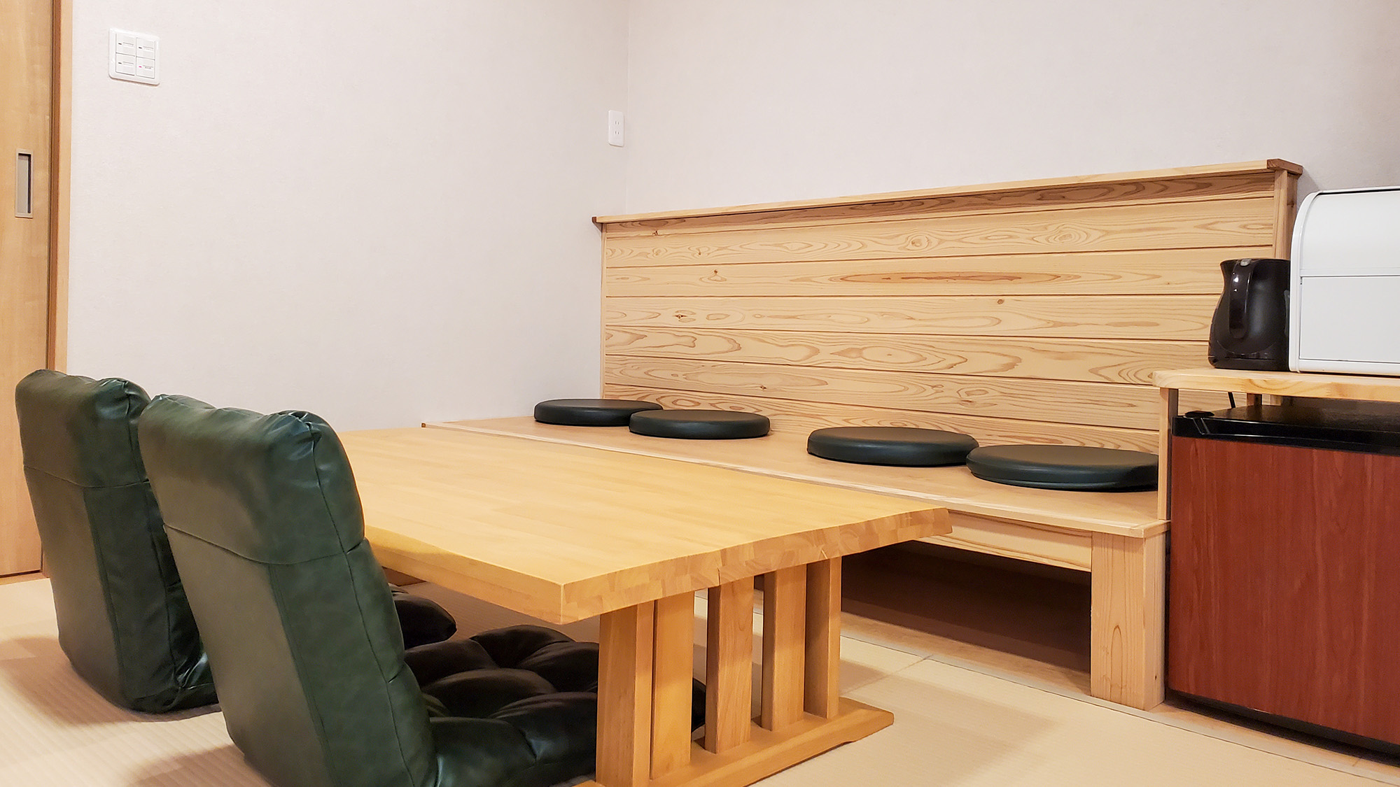 #おまかせ和室　木の温もりを感じるテーブルで家族や友人と団らんの時間。