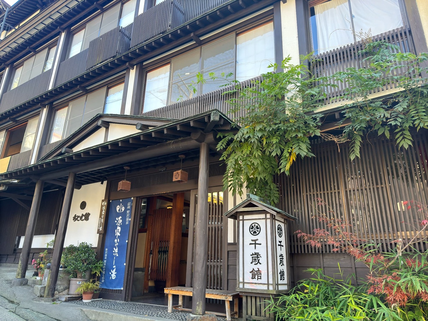 【素泊まり】源泉かけ流しの温泉宿でのんびり滞在！お食事は温泉街でお楽しみください！