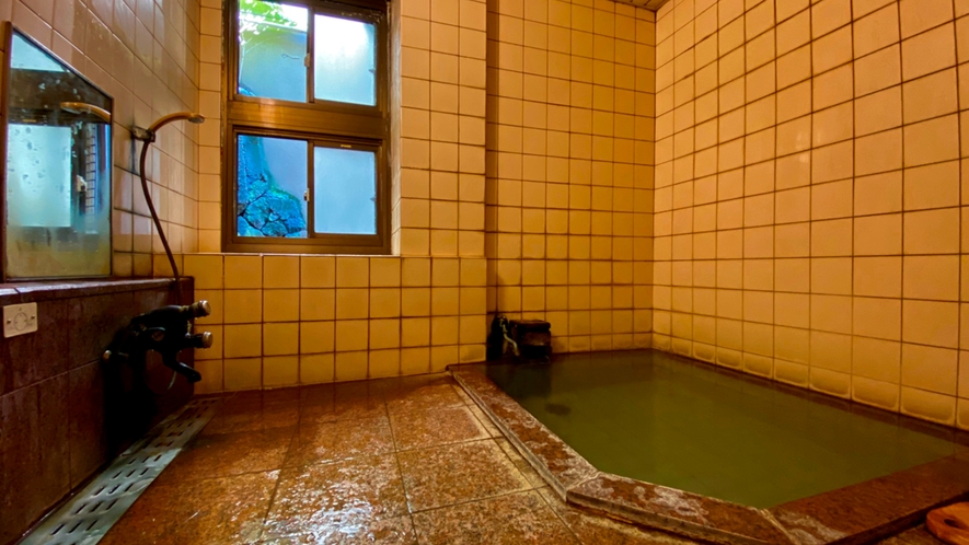 ★女湯　千歳館の湯は掛け流し100％の天然温泉。
