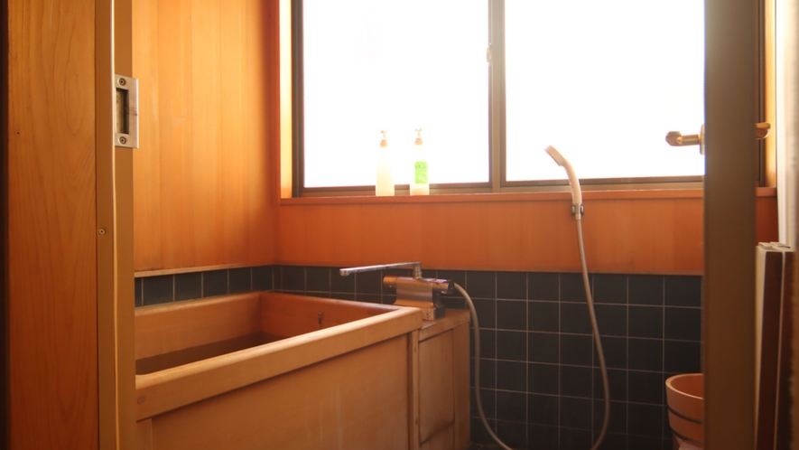 ★竹の間　客室のお風呂は檜造り。どこか落ち着く、良い香りに癒されてください。