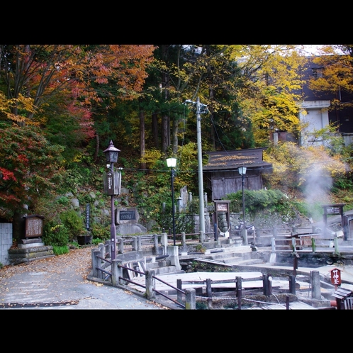 紅葉と湯けむりたなびく秋の麻釜