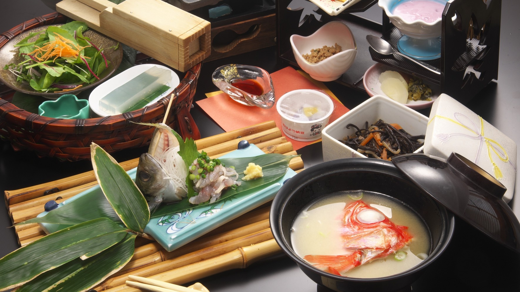 【畳敷き和室10畳】《金目鯛尽くし海原御膳｜お食事処》新鮮な魚介類をご堪能（眺望無）｜一泊二食