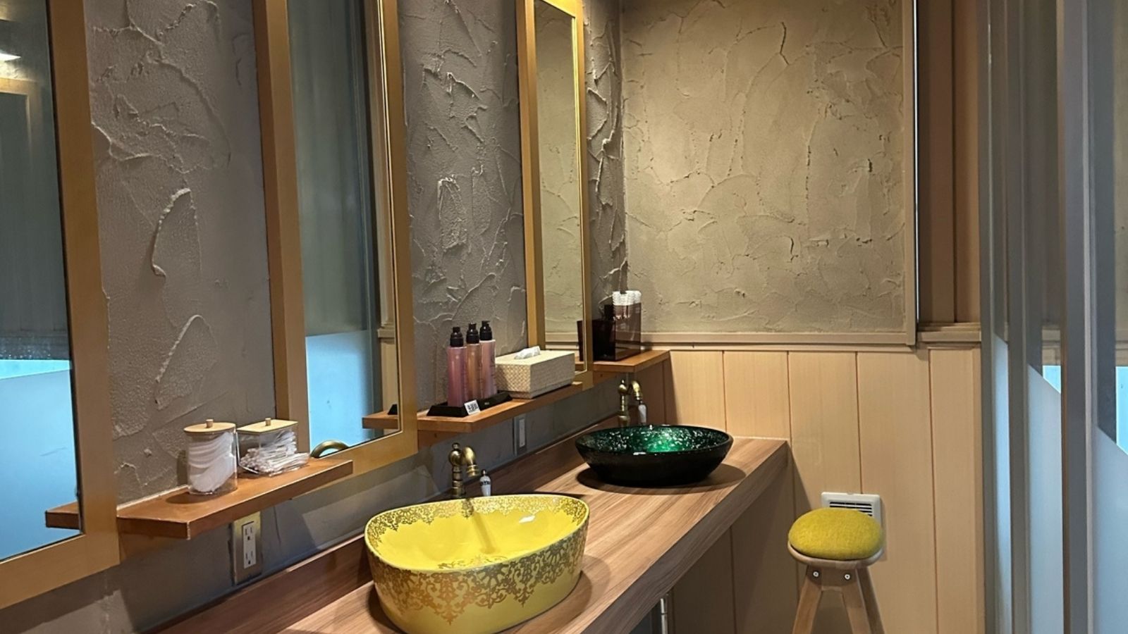 内風呂　女性　洗面