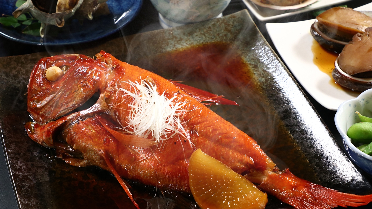 くろえむ荘の金目鯛の煮付け。一人に一尾まるごと出される